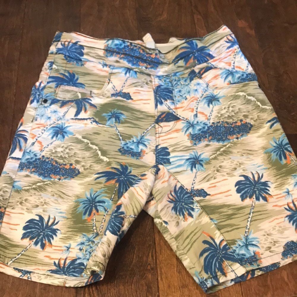 PULLIN Creation Francaise Hawaiian print shorts, size M!
